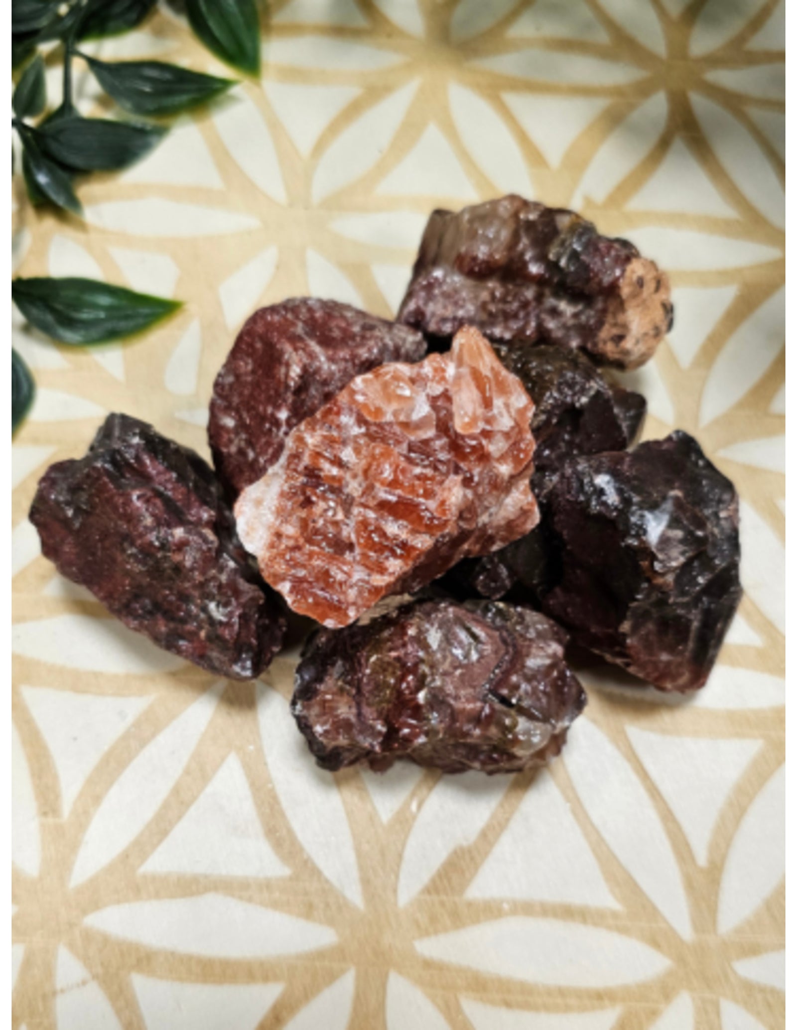 Calciet rood 250 gr. ruwe brokjes