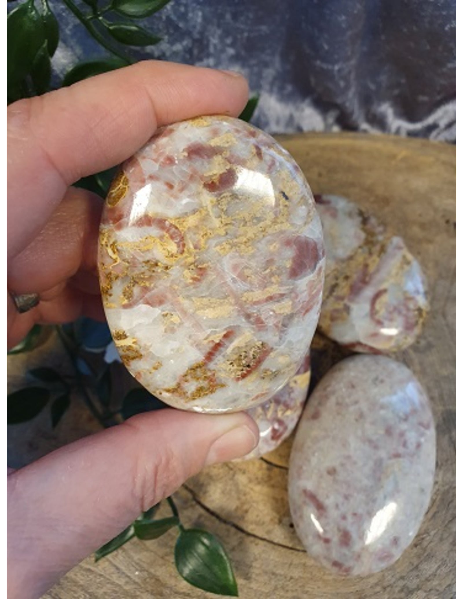Calciet Strawberry handsteen