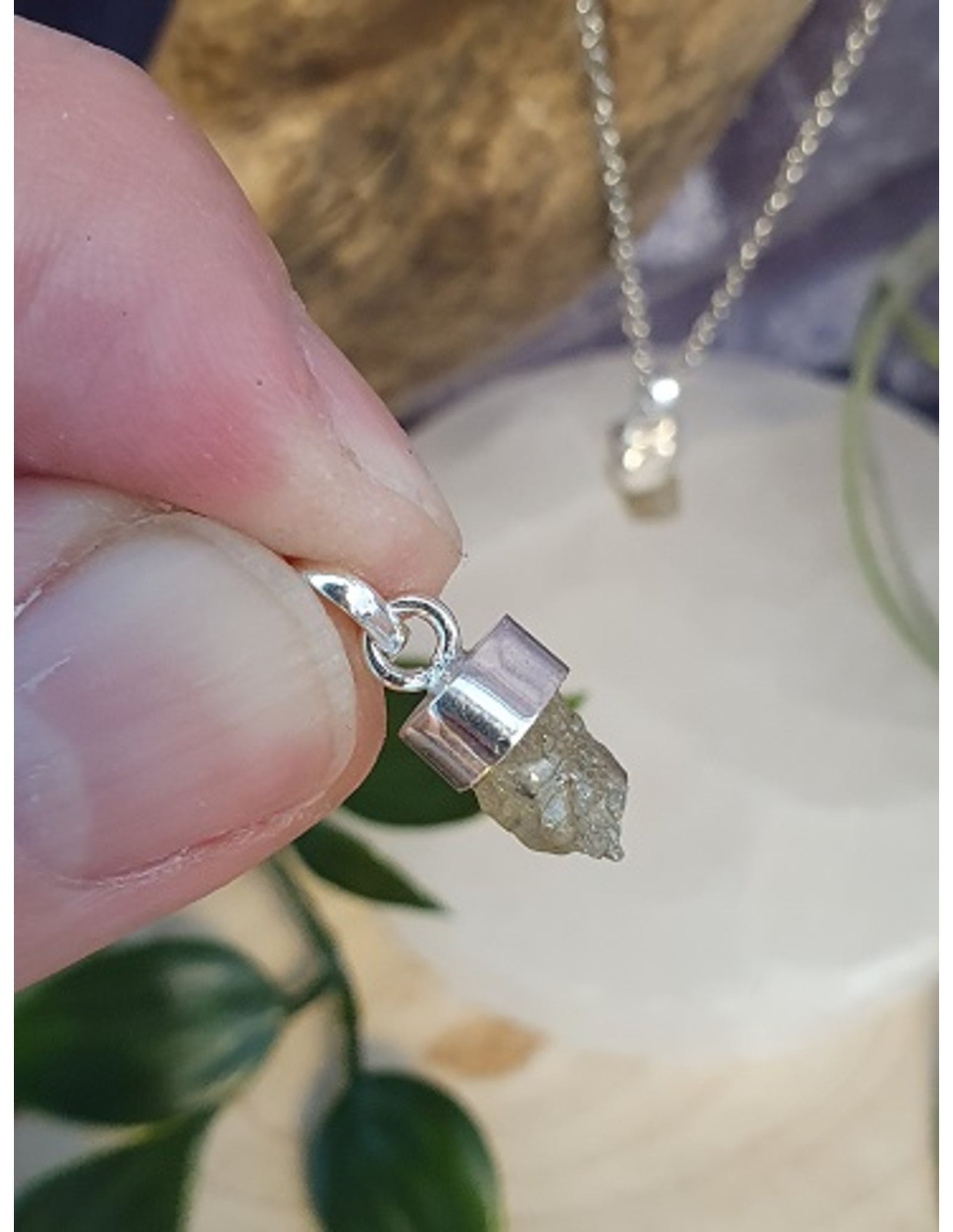 Chrysoberyl hanger met zilveren kapje
