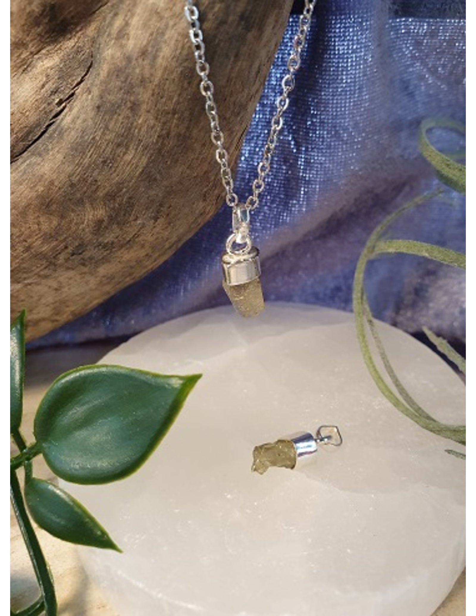 Chrysoberyl hanger met zilveren kapje