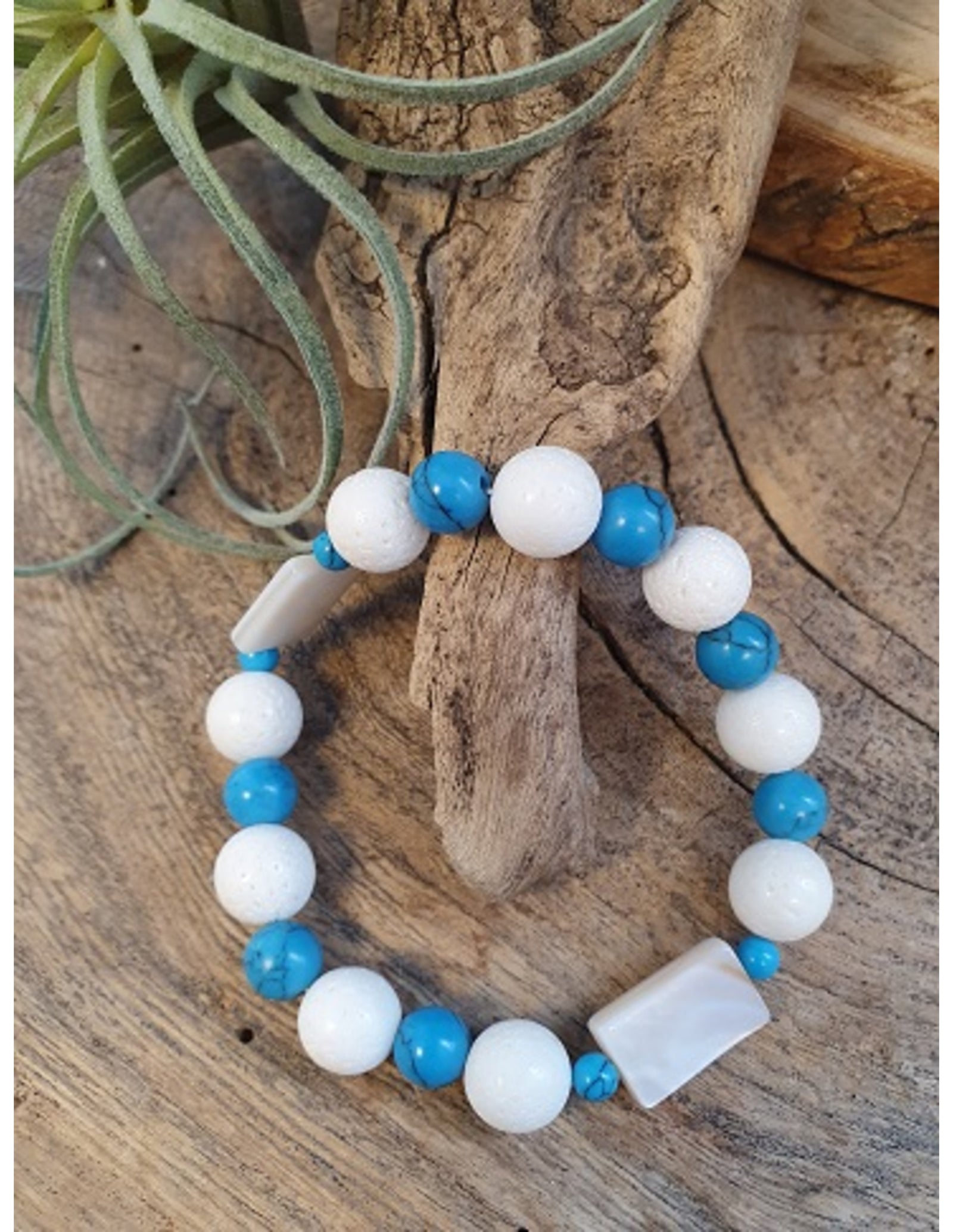 Edelsteen armband Howliet blauw / Parelmoer / Schuimkoraal wit (imitatie)