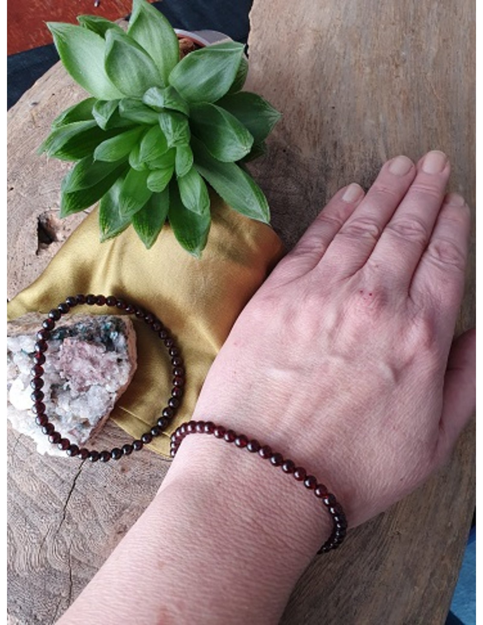 Granaat kralenarmband 4 mm