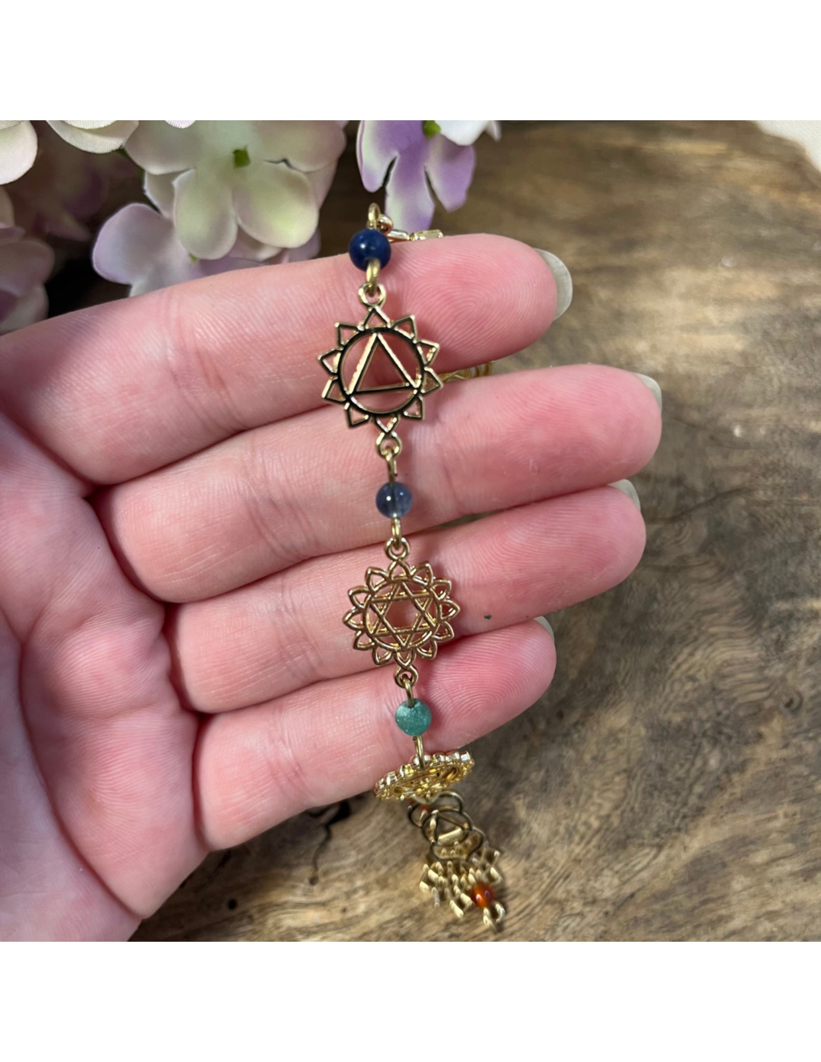 Lange chakra hanger met steentjes goudkleur