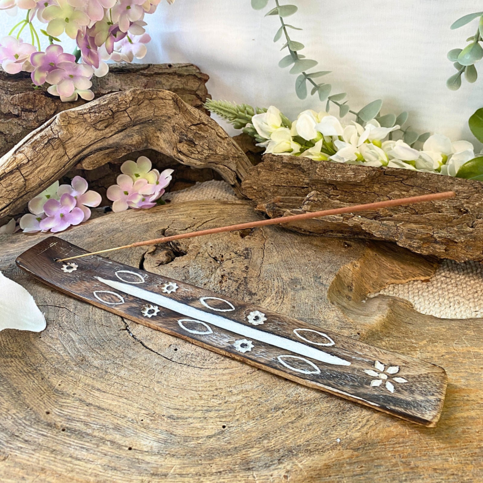 Plankje mangohout - met diverse witte motieven - Wierook houder