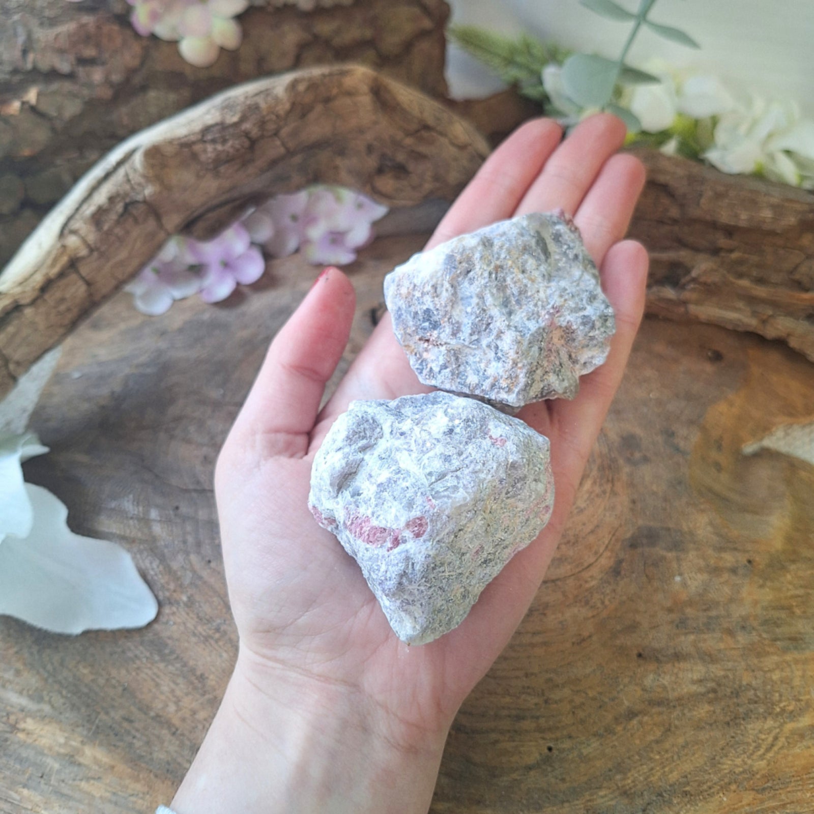 Rubeliet in matrix Madagaskar, ruwe brokjes, p/kg