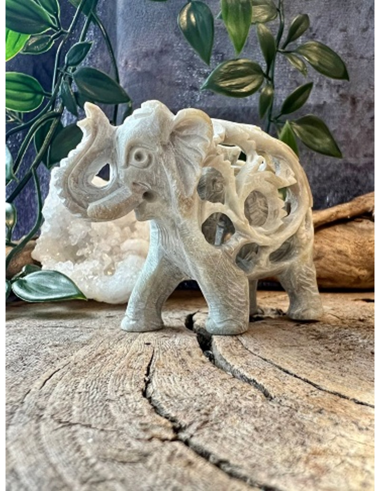 Speksteen olifant in olifant 6,5 cm slurf op