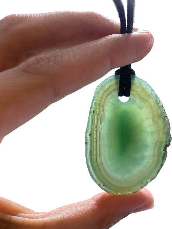 Agaatplak edelsteen hanger zeegroen aan koord (gekleurd)