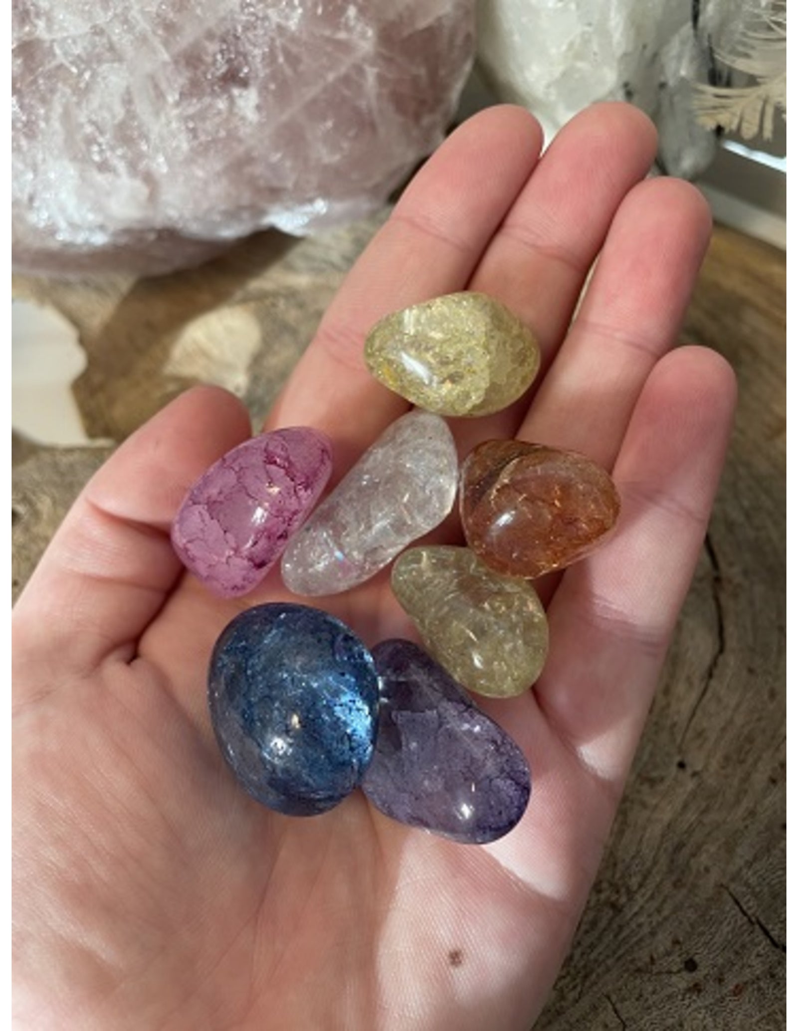 Bergkristal crackle mix 100 gr. (gekleurd) trommelstenen (mt3)