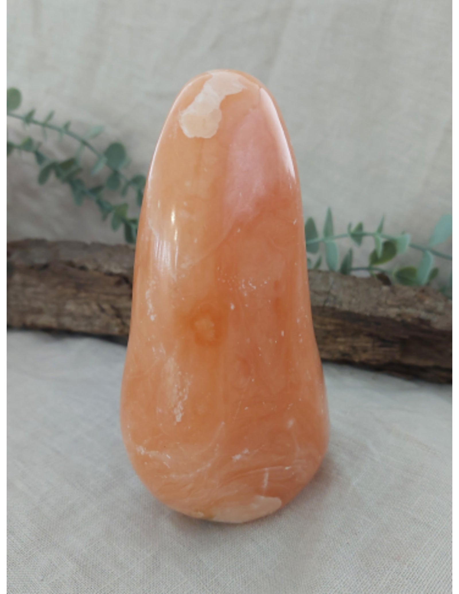 Calciet perzik sculptuur 700 - 850 gram