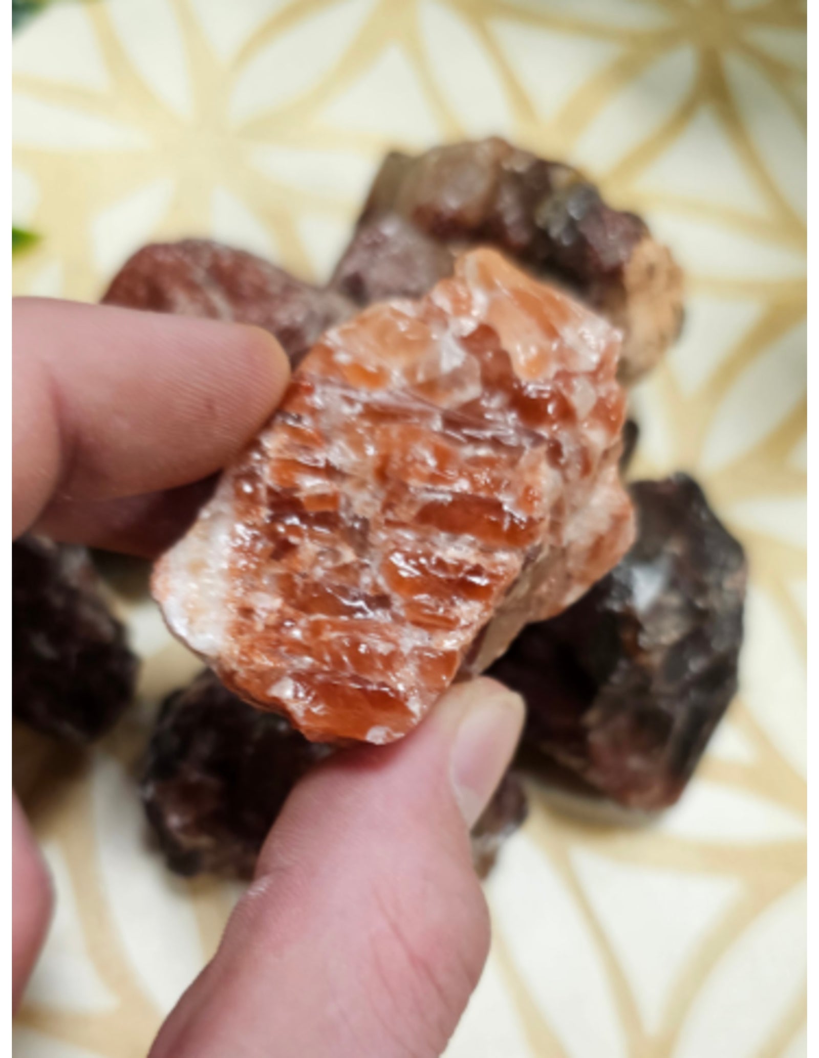 Calciet rood 250 gr. ruwe brokjes