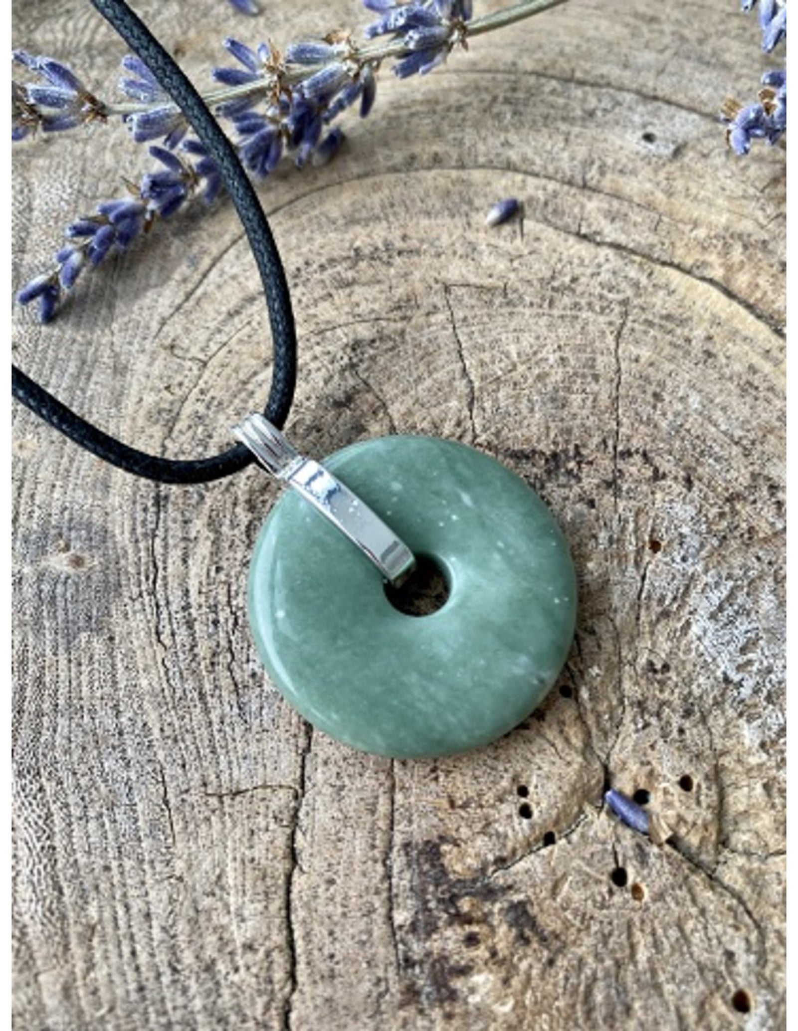 Chinese Jade donuthanger 30 mm aan koord