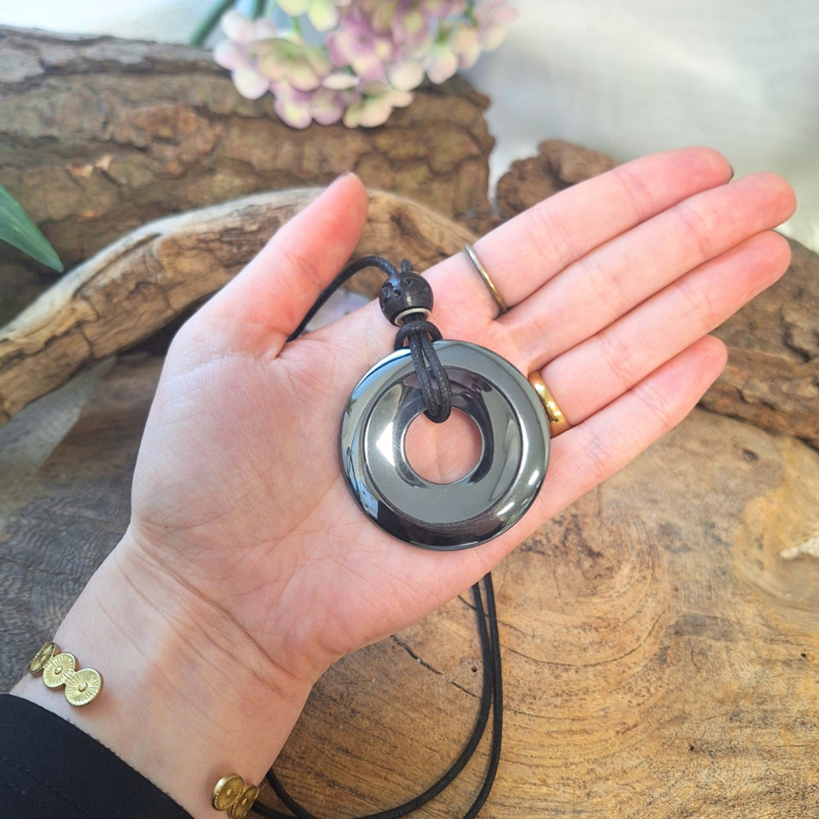 Hematiet donut 50 mm aan koord