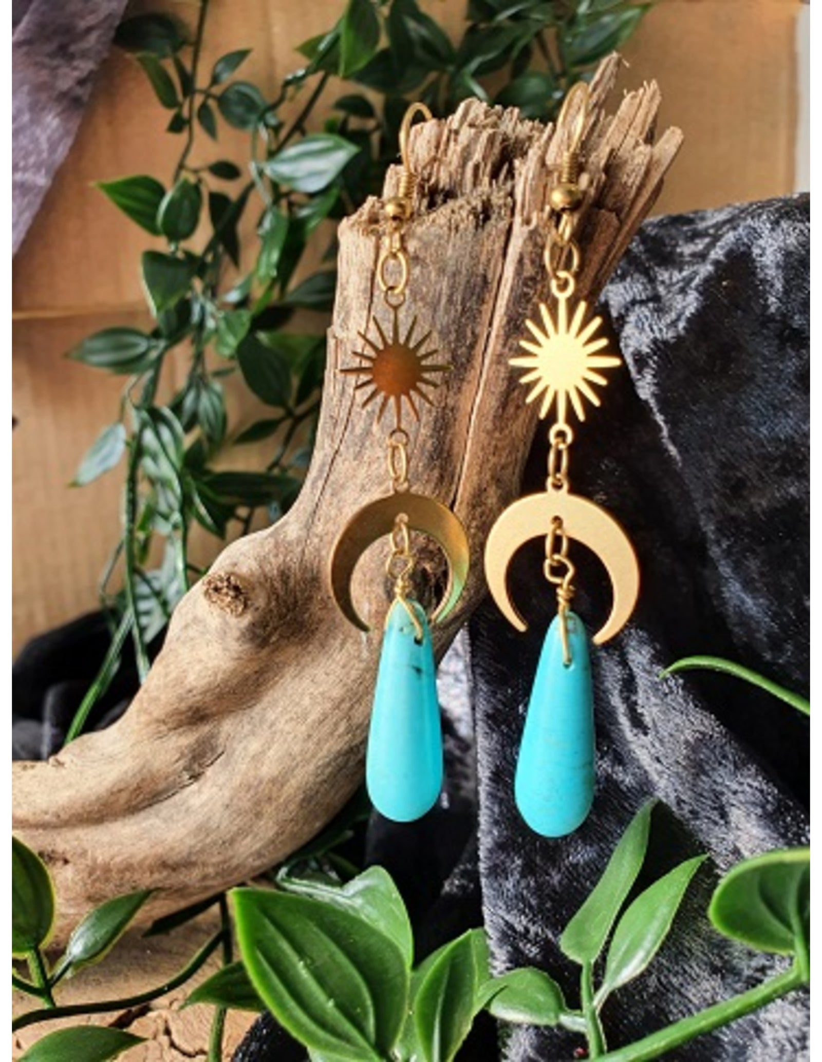 Howliet blauw druppel (bijgekleurd) Star&Moon oorbellen