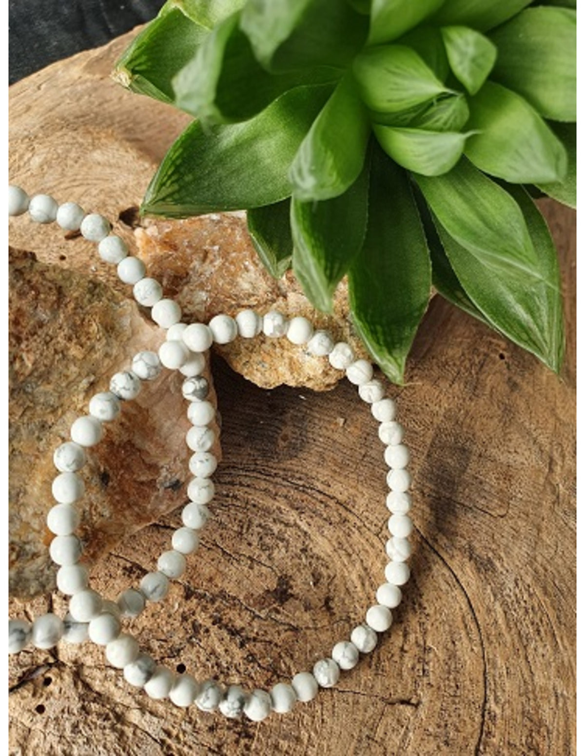 Howliet wit kralenarmband 4 mm