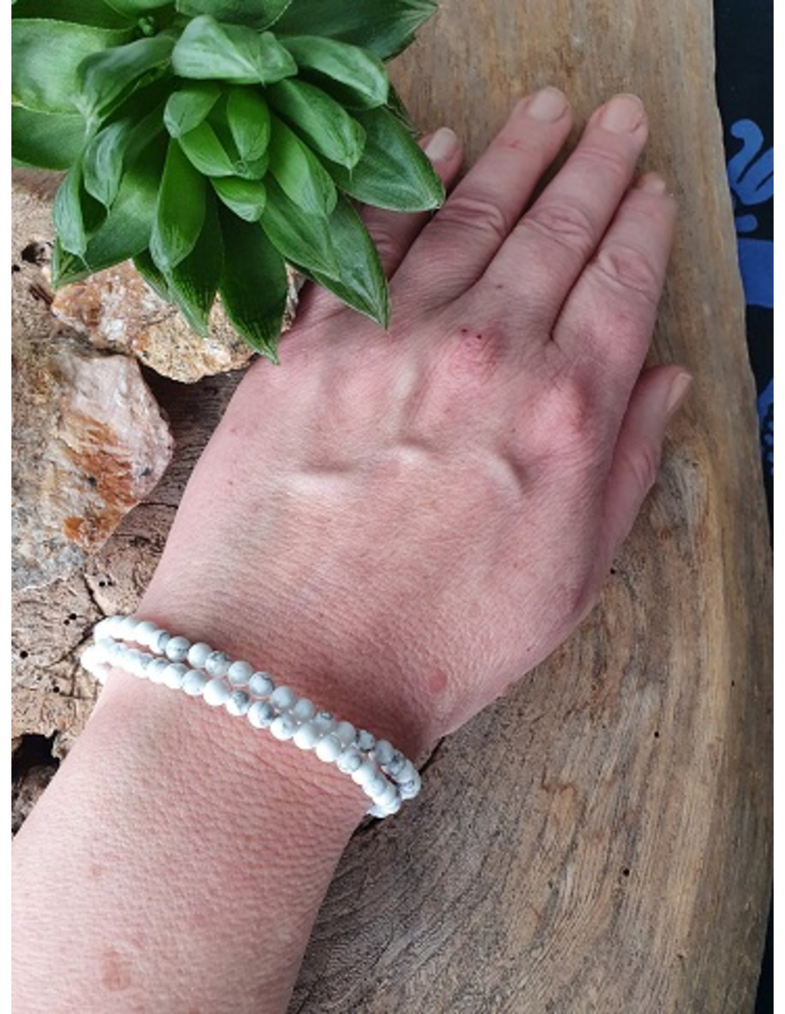 Howliet wit kralenarmband 4 mm