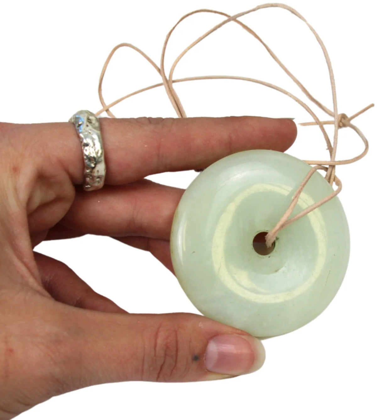 Jade Donut (5-6 cm) aan leren koord (natuur)