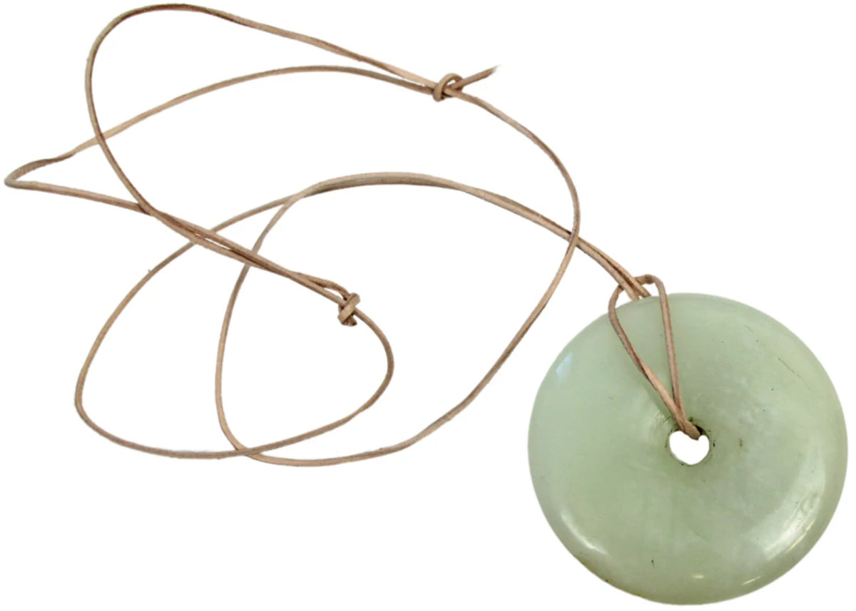 Jade Donut (5-6 cm) aan leren koord (natuur)