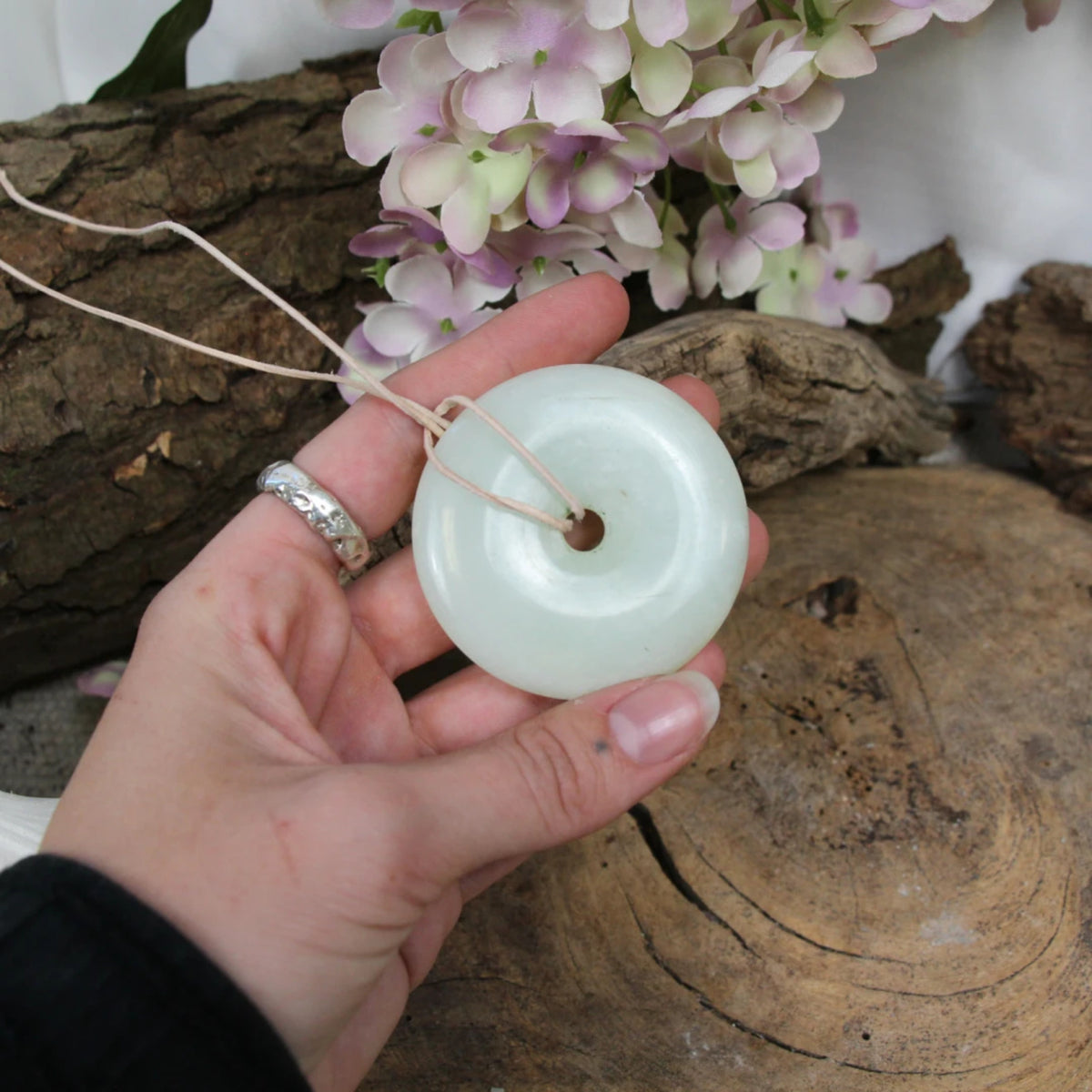 Jade Donut (5-6 cm) aan leren koord (natuur)