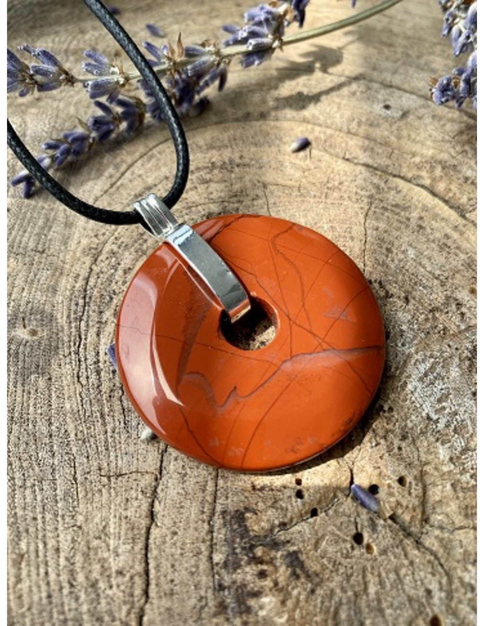 Jaspis rood donuthanger 40 mm aan koord
