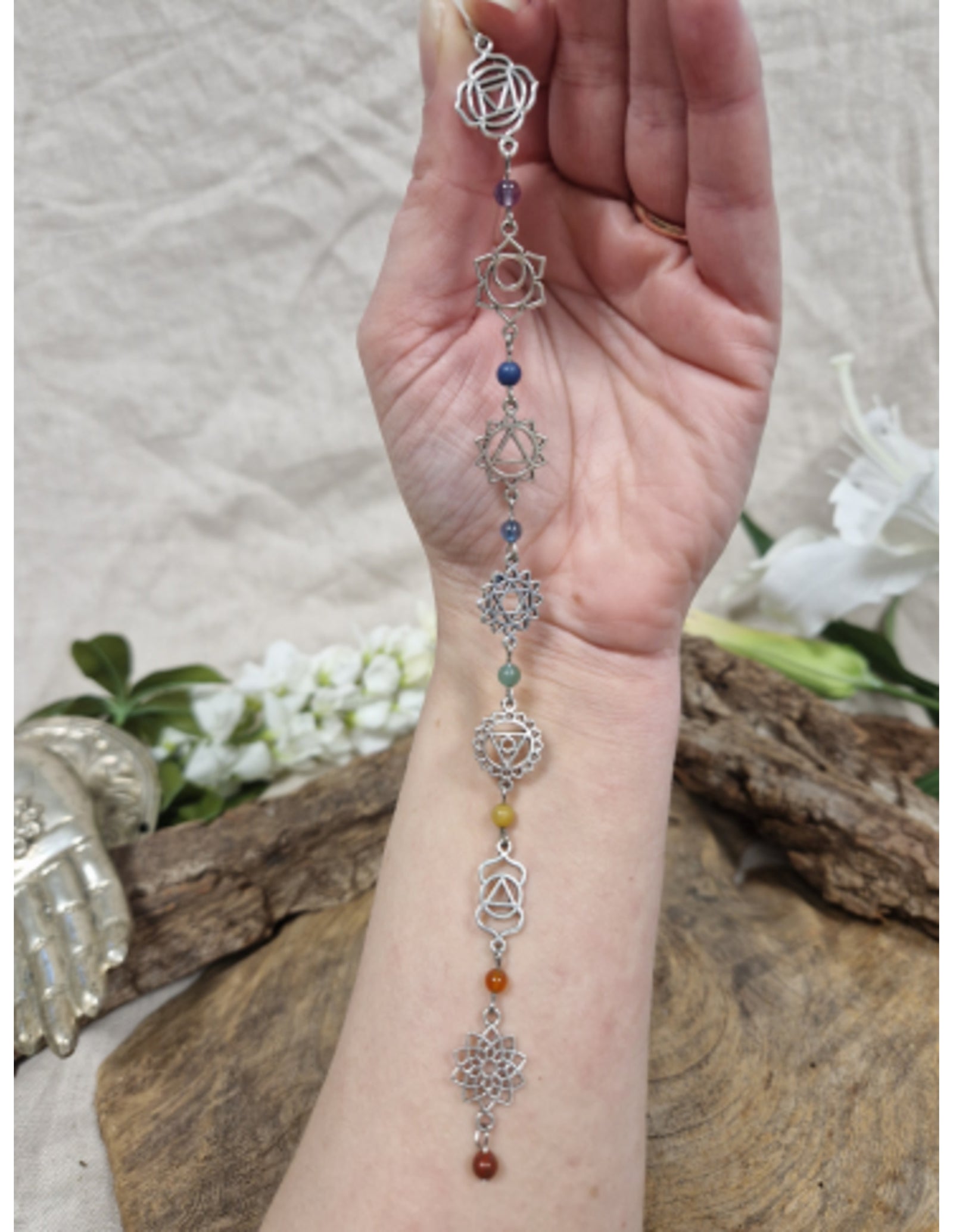 Lange chakra hanger met steentjes zilverkleur