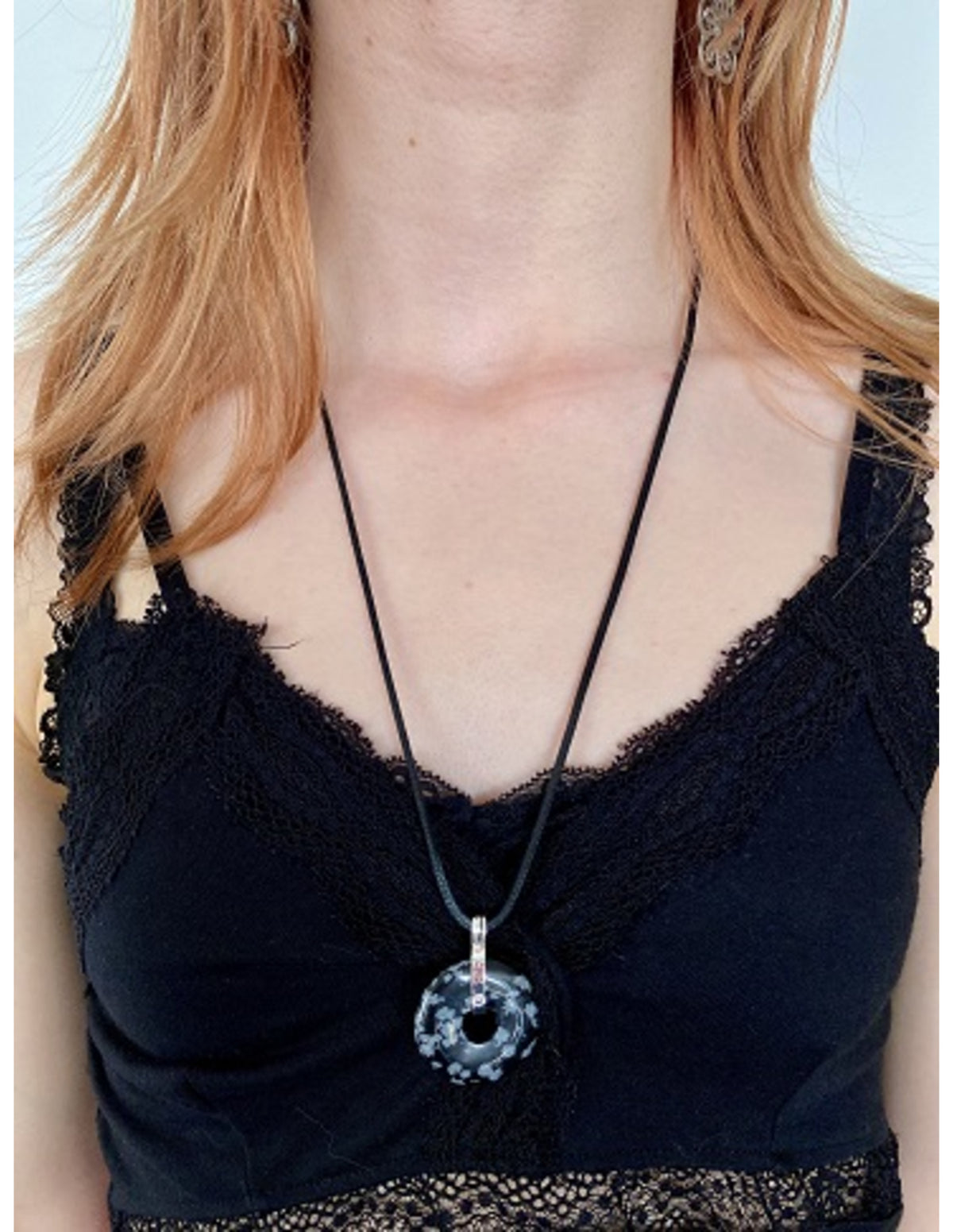 Obsidiaan sneeuwvlok donuthanger 30 mm aan koord