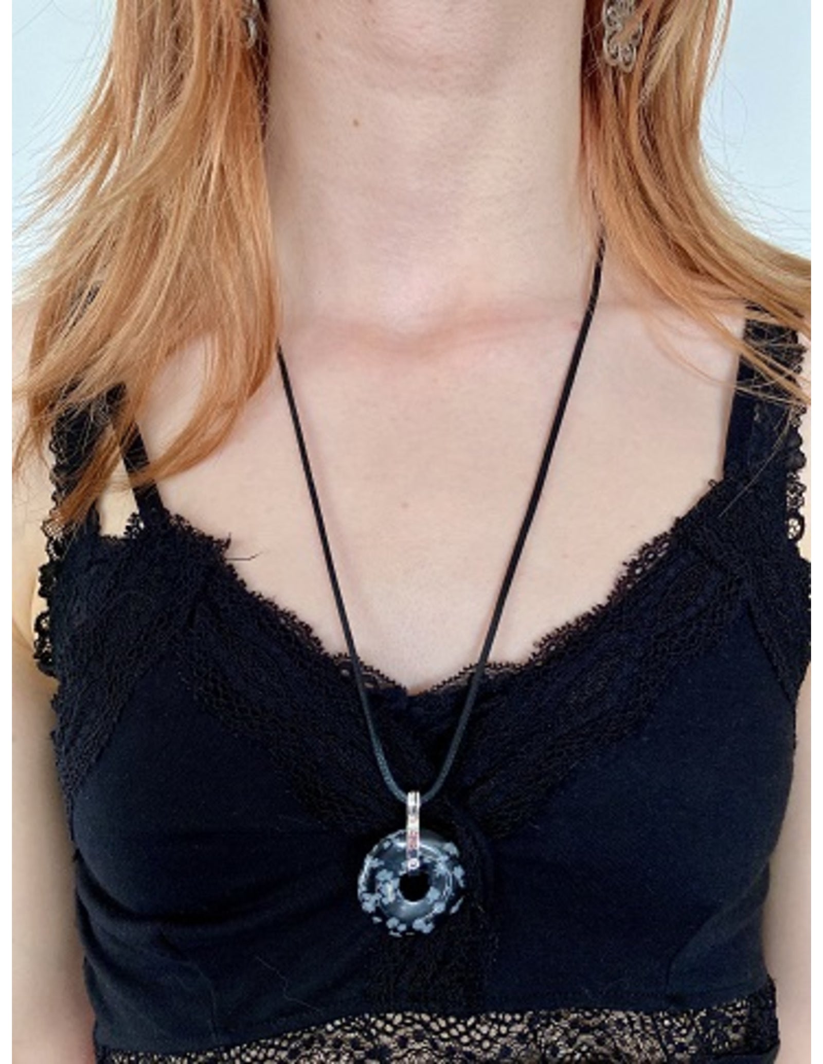 Obsidiaan sneeuwvlok donuthanger 30 mm aan koord