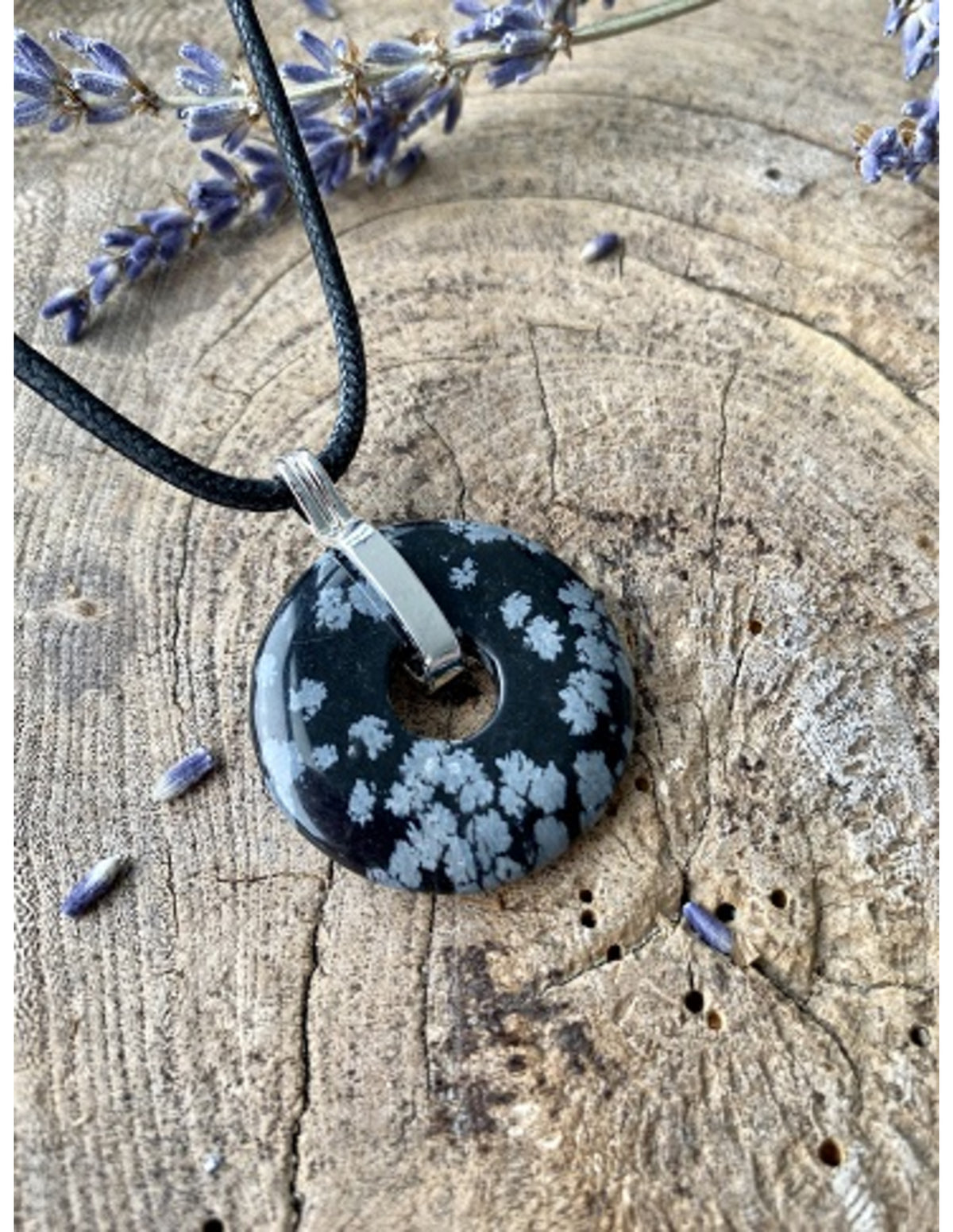 Obsidiaan sneeuwvlok donuthanger 30 mm aan koord