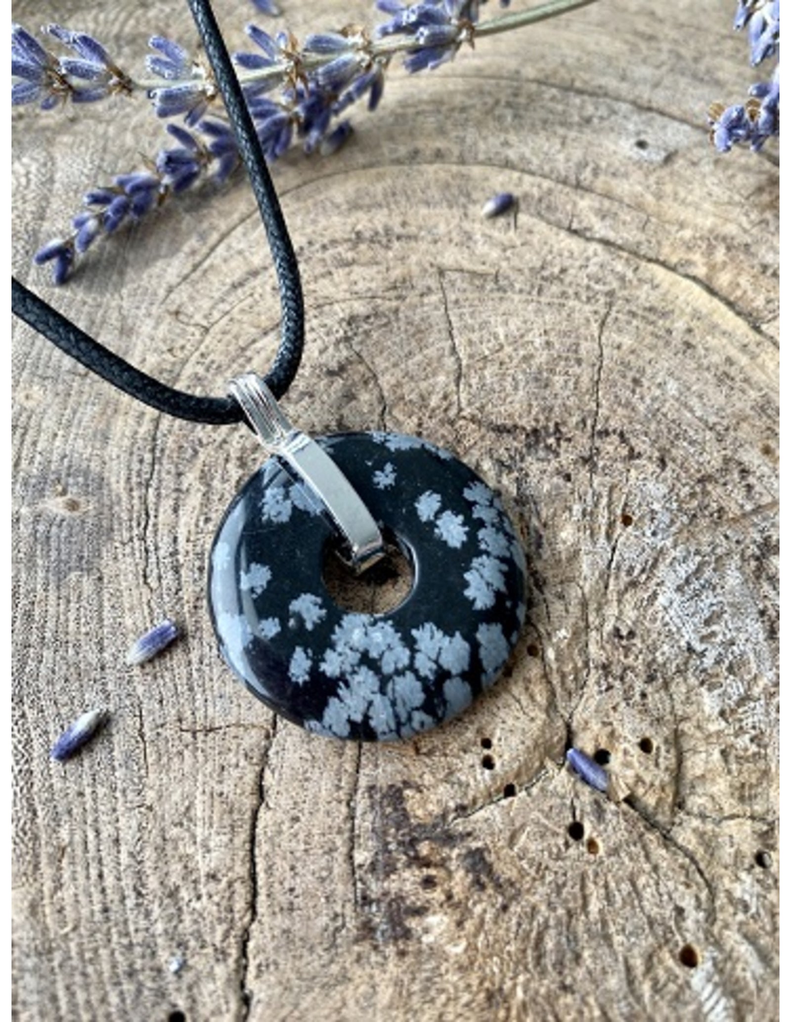 Obsidiaan sneeuwvlok donuthanger 30 mm aan koord