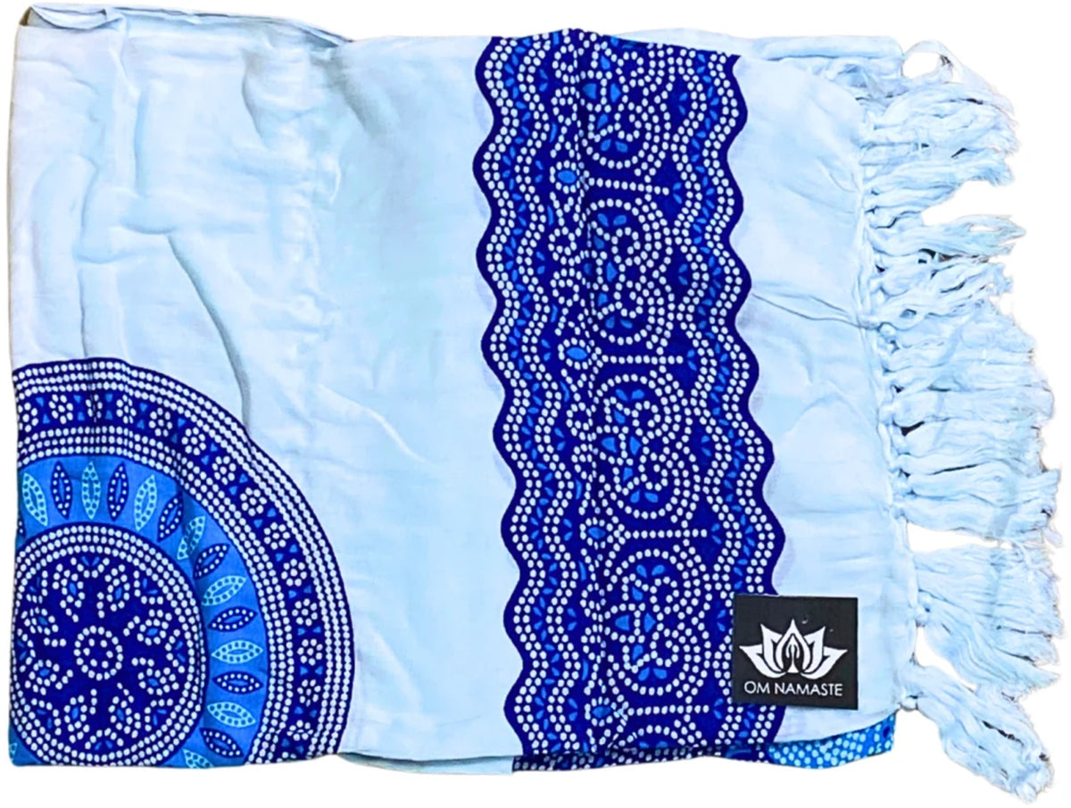 Om Namaste Sarong - 657 - Blauwe bloem op wit