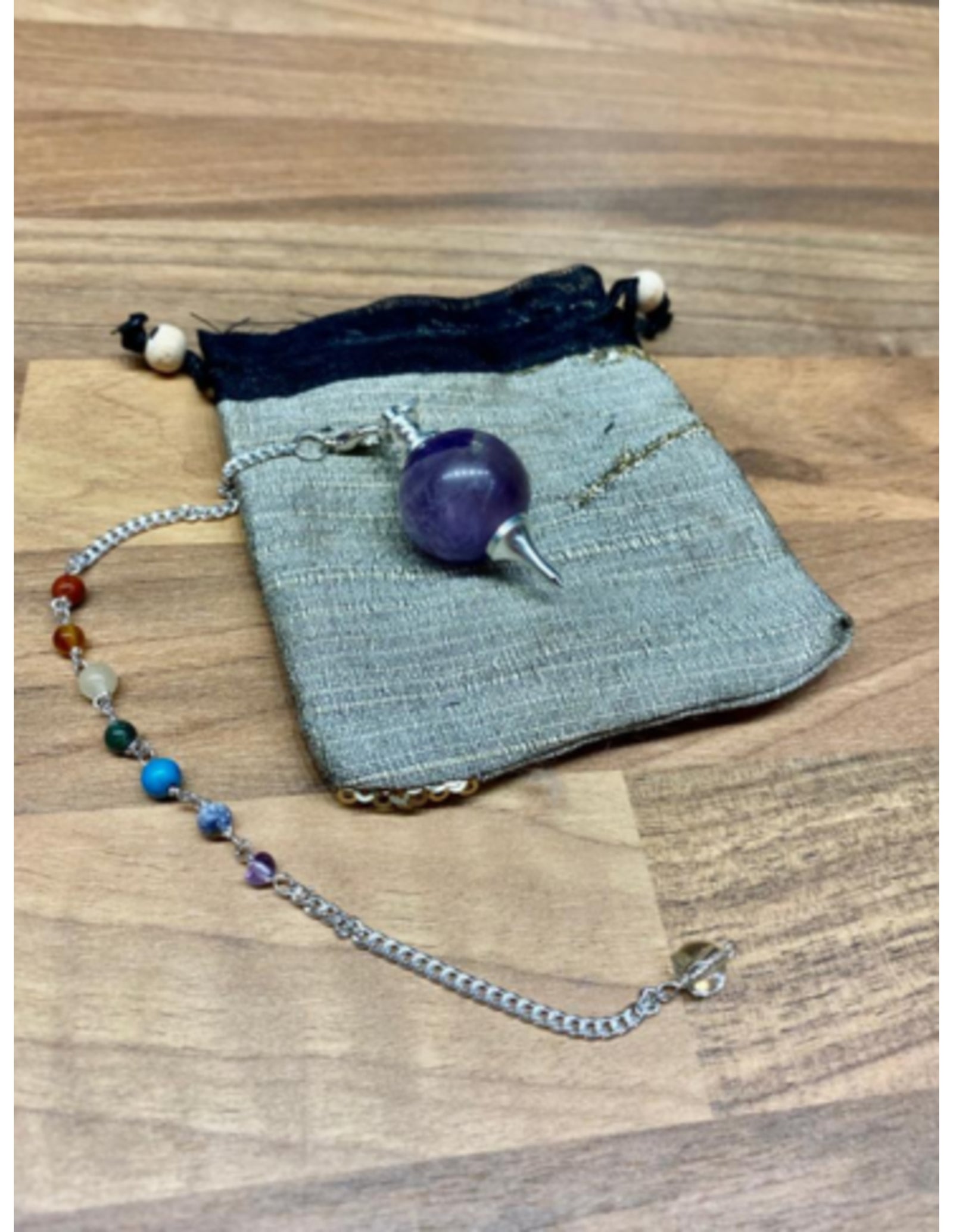 Pendel met ronde Amethist en een ketting met 7 kleine chakra's edelstenen - met gratis buideltje - Pendelen - spiritueel - nr.31