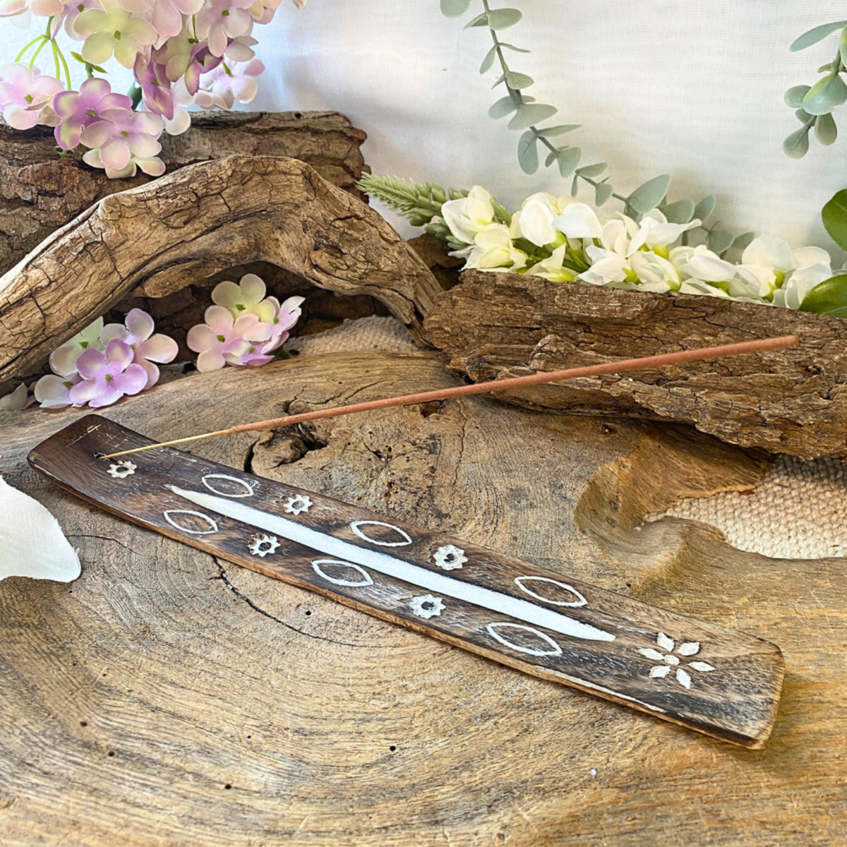 Plankje mangohout - met diverse witte motieven - Wierook houder