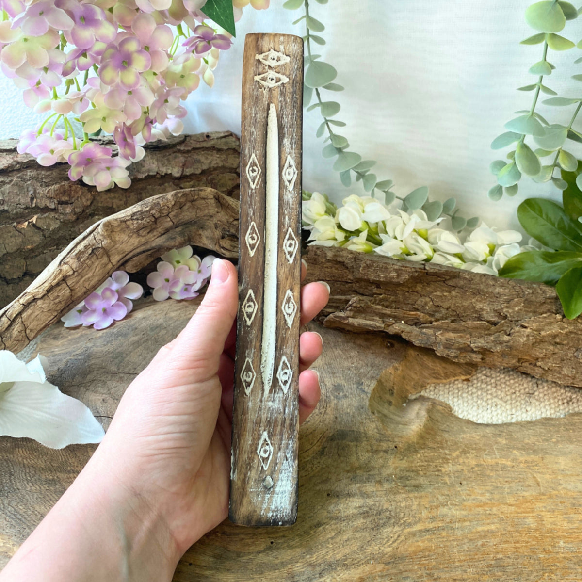 Plankje mangohout - met diverse witte motieven - Wierook houder