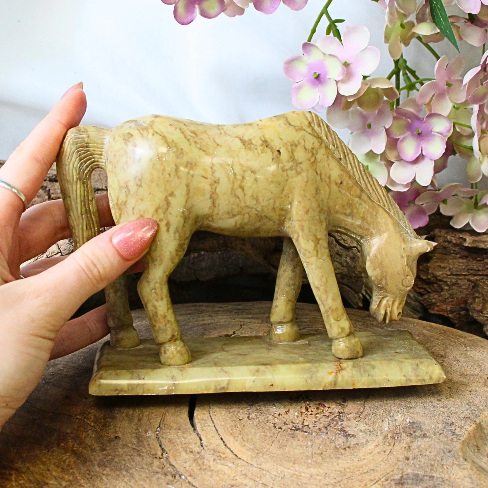 Speksteen paard grazend 15 cm