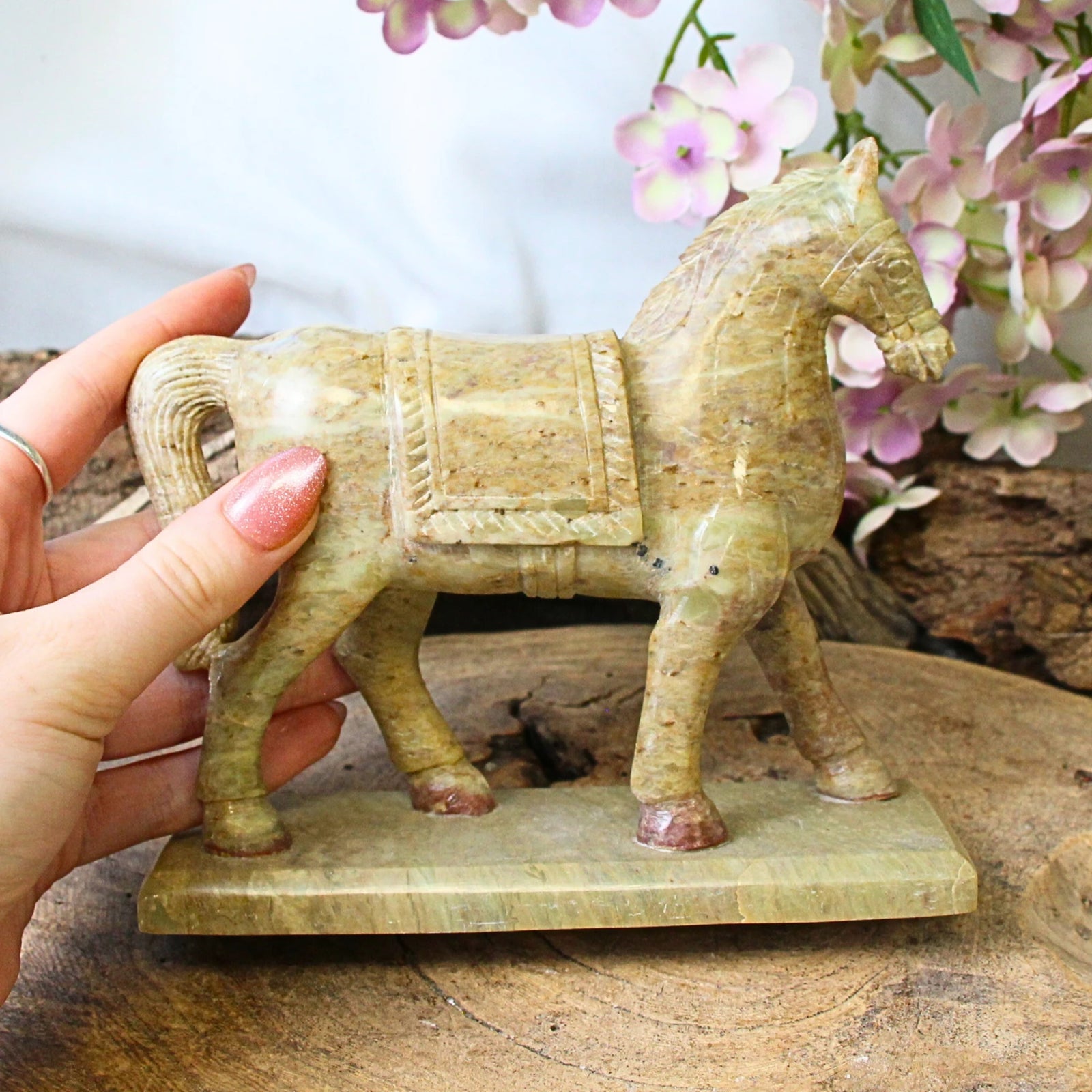 Speksteen paard staand 15 cm